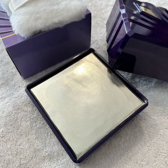 Elizabeth Taylor’s Passion Perfumed Dusting Powder - Picture 5 of 6